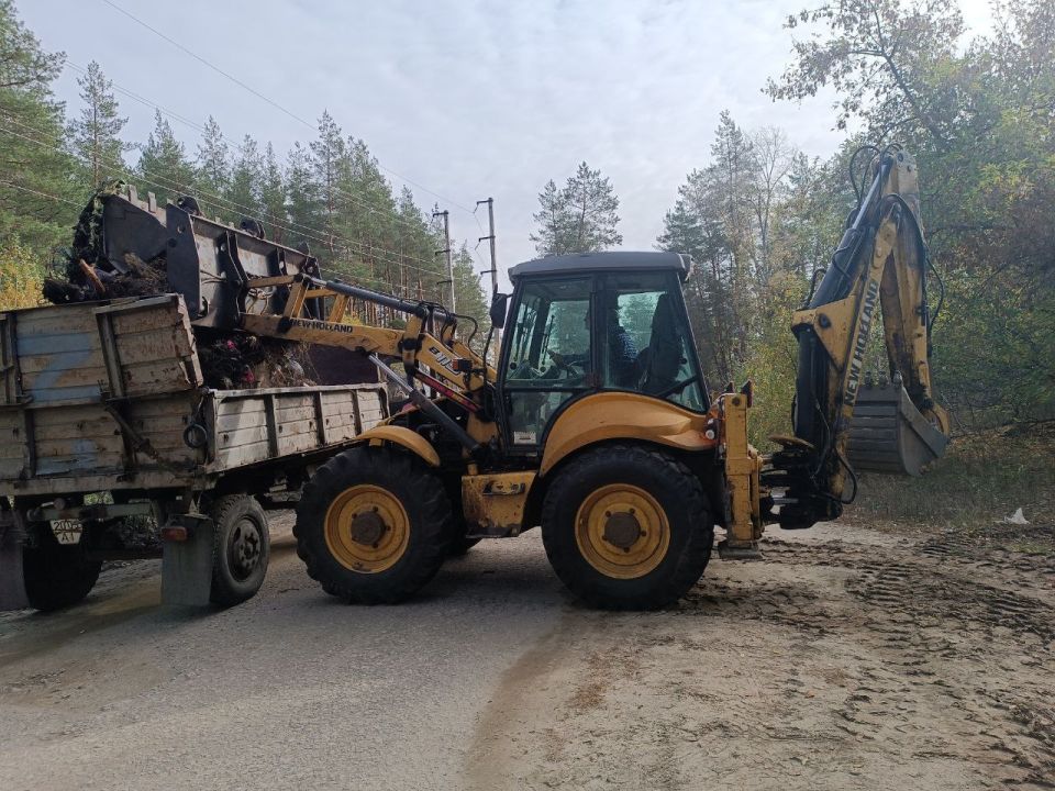 Совместными усилиями МБУ «Ритуальная служба» и МБУ «Благоустройство» завершена работа по вывозу мусора с территории кладбища в селе Чмыровка