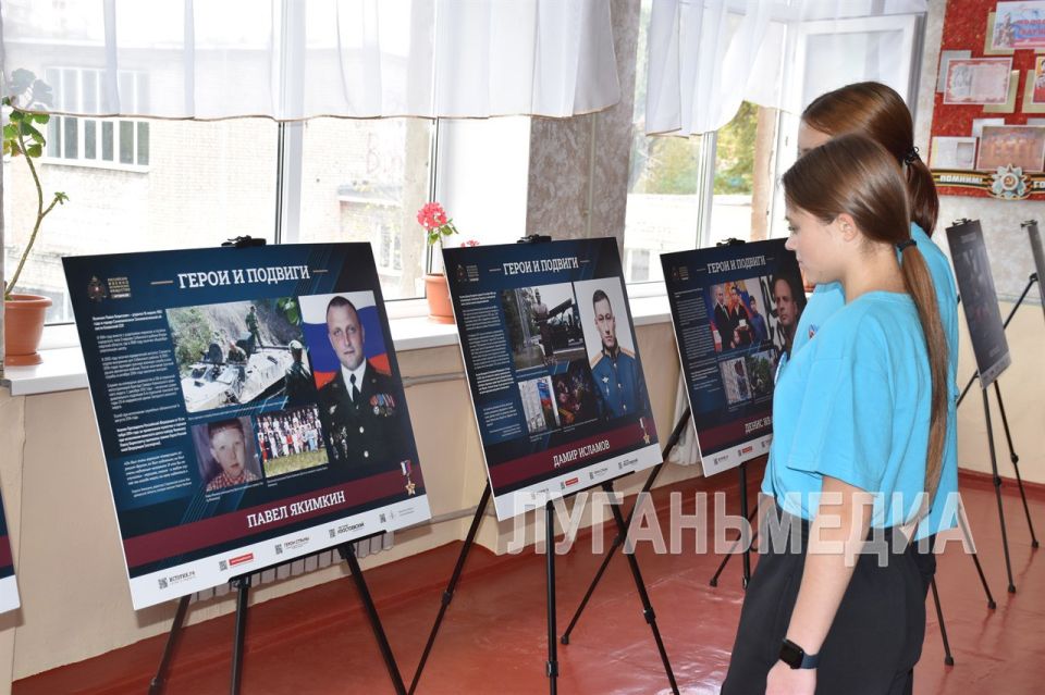 В Перевальске состоялось открытие выставки «Герои и подвиги: Мои земляки — Герои России»