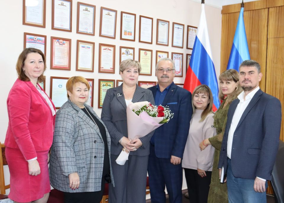 Сергей Саенко: Совместно с коллегами поздравили Татьяну Гончарову, специалиста отдела по делам территорий Администрации, с её юбилеем