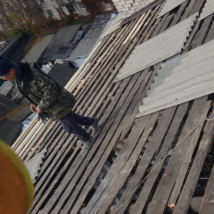 Специалисты Брянковского филиала НКО «Единый региональный фонд по управлению многоквартирными домами на территории ЛНР» продолжают плановые работы по поддержанию надлежащего технического состояния жилого фонда