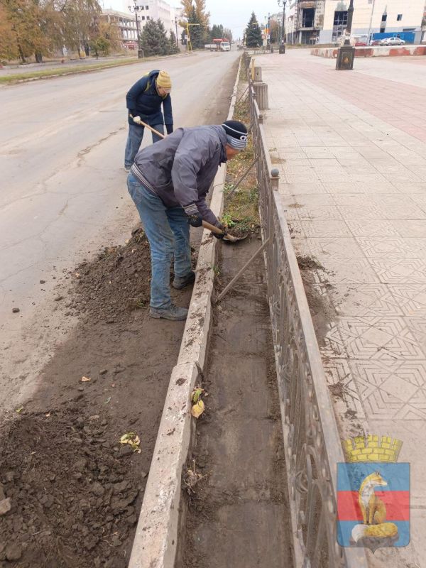 МБУ "КСЛ" города Лисичанска приводит в порядок центральную площадь города