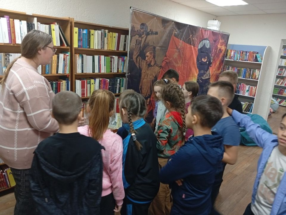 В Лутугинской районной библиотеке для детей прошла беседа у выставки