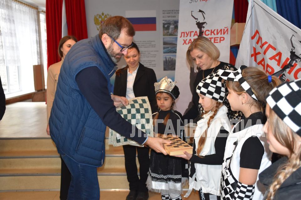 Представители Иркутской области доставили в подшефный Кировск стройматериалы, предназначенные для ремонта спортивного комплекса «Юность», где планируется создать комфортный зал греко-римской борьбы