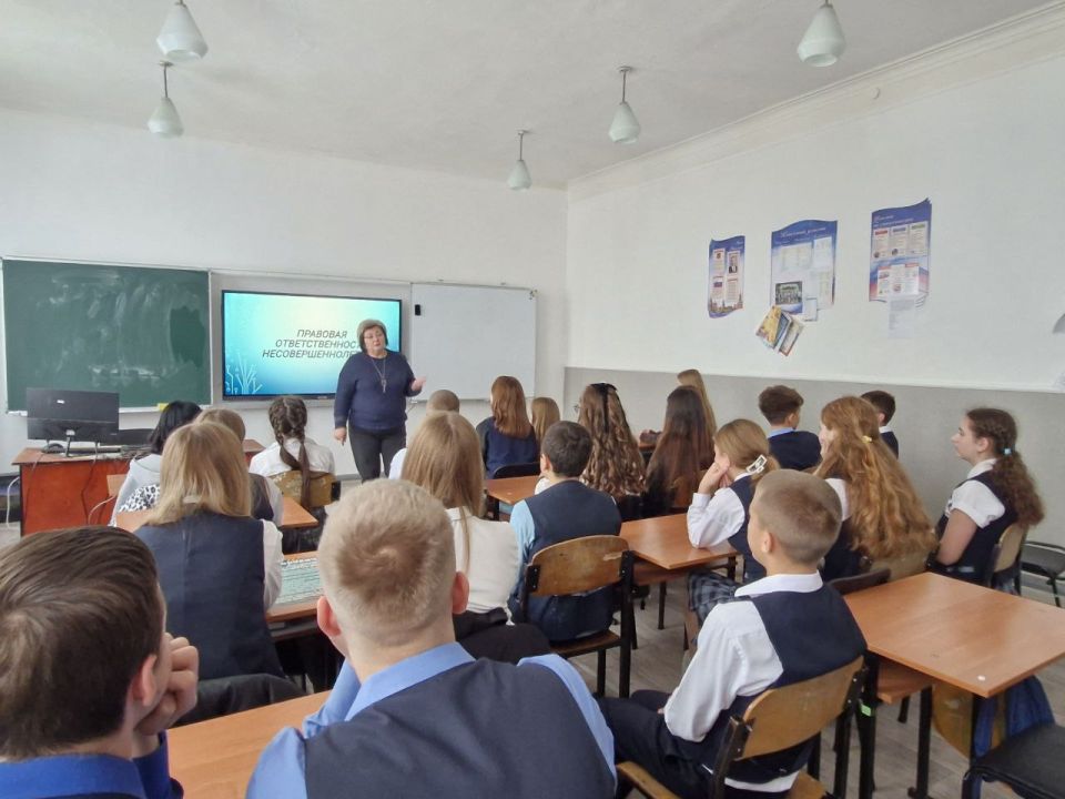 Сегодня в рамках общегородской недели правовых знаний состоялся правовой диспут на тему «Бывают ли права без обязанностей» с обучающимися 9-11 классов Ясеновской гимназии им. Ю.В. Стеценко. Диспут провела начальник отдела...