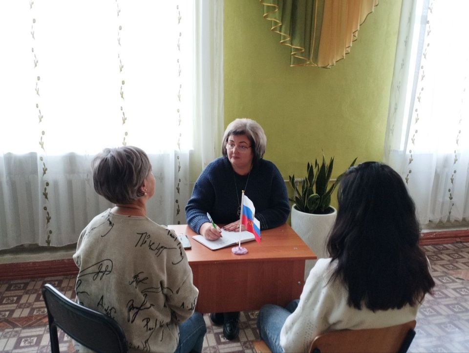 Сегодня в рамках общегородской акции «Забота» и недели правовых знаний начальник отдела по вопросам опеки, попечительства и патронажа Ирина Викторовна Попова в Ясеновской гимназии им. Ю.В. Стеценко оказала индивидуальную...