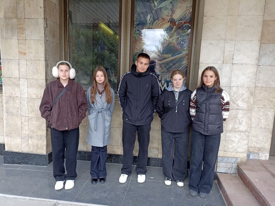 Воспитанники Спортивной Школы города Ровеньки посетили кинотеатр и зарядились мотивацией при просмотре фильма «Первый на Олимпе» — спортивной драмы о легендарном советском гребце Юрии Тюкалове