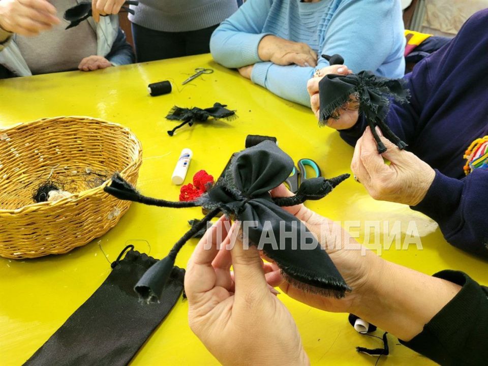 Кировские мастера декоративно - прикладного искусства изготовили куклу мотанку «Черный журавль», как символ погибающей природы