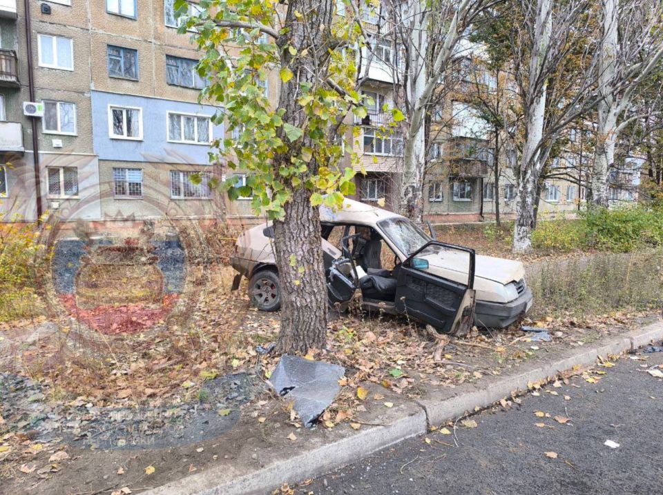 Семнадцатилетний водитель и двое его пассажиров-сверстников получили травмы различной степени тяжести в результате ДТП в Свердловске. Об этом сообщила пресс-служба УГИБДД МВД России по ЛНР