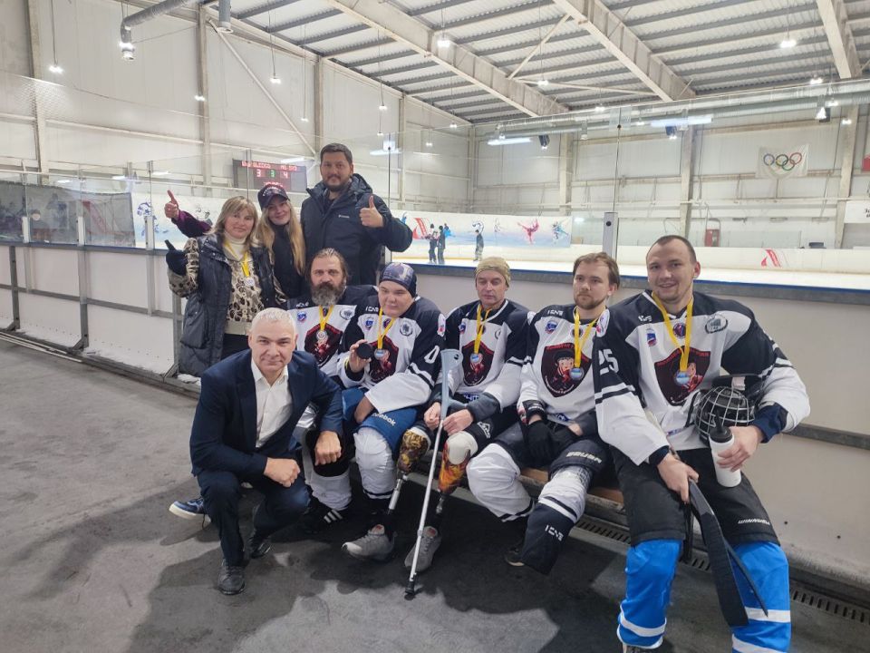 В Луганске впервые прошёл товарищеский матч по следж-хоккею!