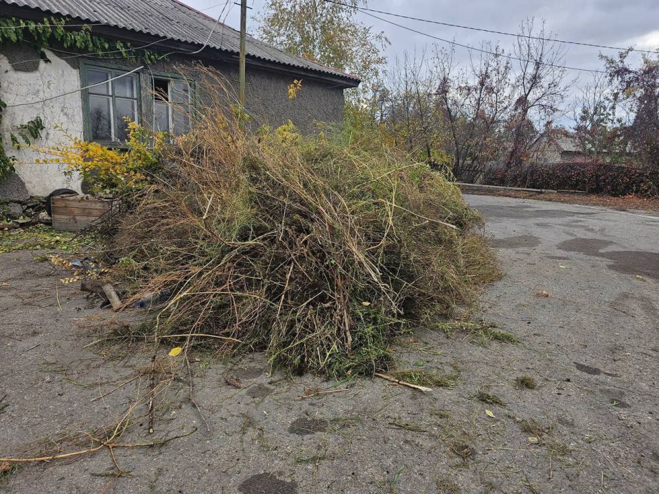 С 20.10.25 по 21.10.25 МУП «ЖЭК» г. Ровеньки совместно с уборщиками территории отдела жизнедеятельности пгт Дзержинский провели субботник!