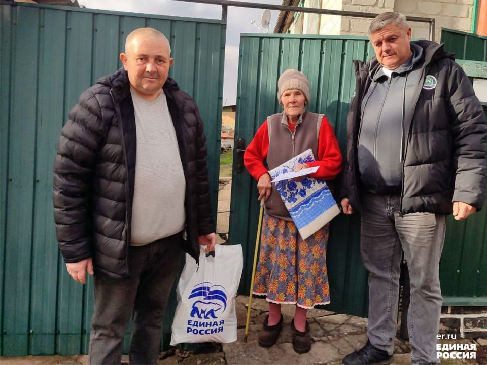 Поздравление с 95-летием!. Председатель Совета, депутат партии «ЕДИНАЯ РОССИЯ» Александр Фещенко совместно с депутатом партии Виктором Запорожцем поздравили с юбилеем 95-летием Анну Митрофановну Ходачкову