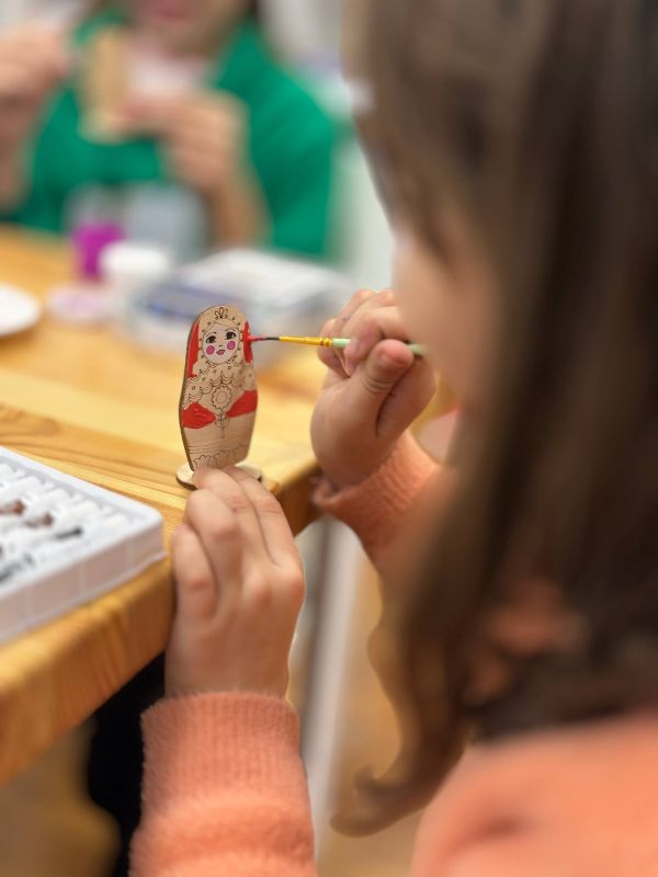 Русские матрешки. В преддверии дня русской матрешки на базе МБУ «Музей истории города Ровеньки» прошел особенный творческий мастер-класс по росписи матрешек для учащихся МБУ ДО «Детская художественная школа г. Ровеньки»