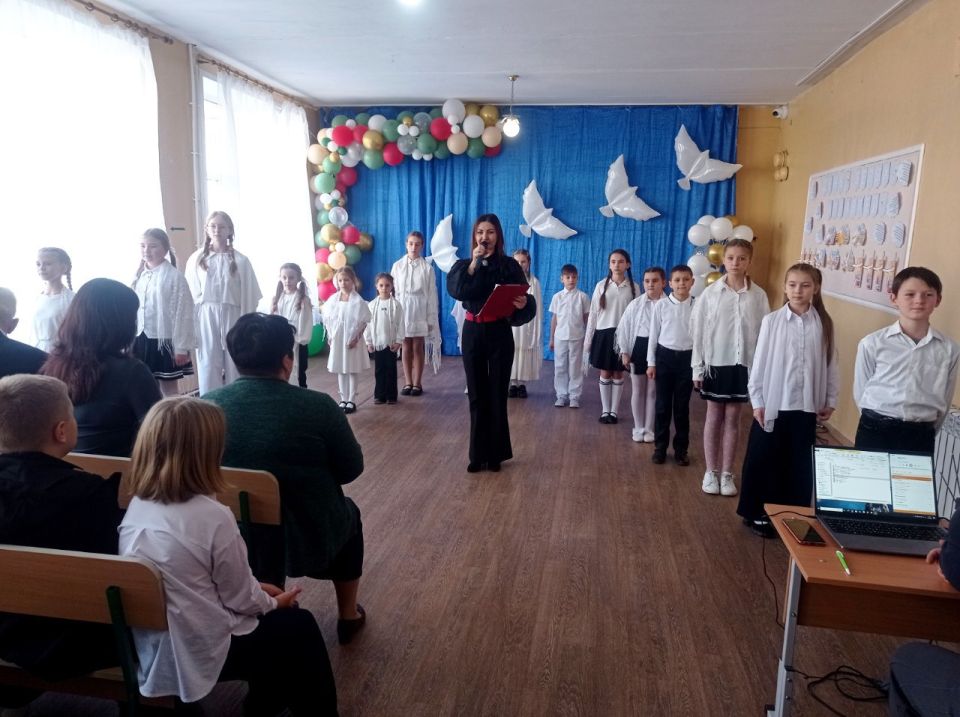 Творческий коллектив Дворца культуры имени Горького порадовал учащихся Ровеньковской школы № 6 им. О. В. Анащенко необычной и значимой концертной программой ко Дню Белых журавлей «Героям посвящается…»