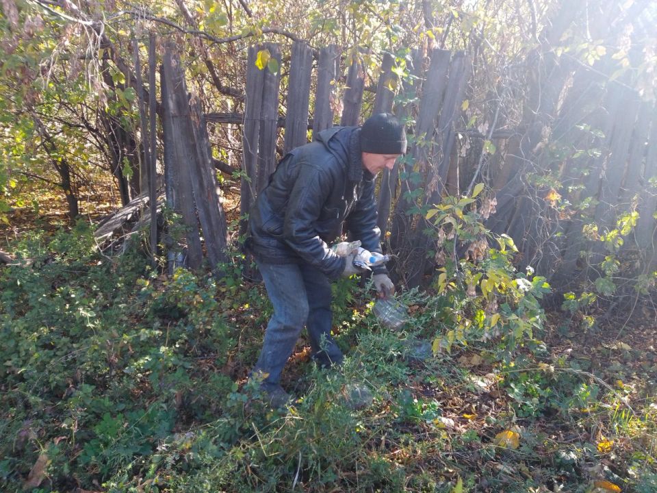 Работники отдела жизнеобеспечения пгт Новодарьевка провели работы по наведению чистоты и порядка в самых оживленных уголках поселка