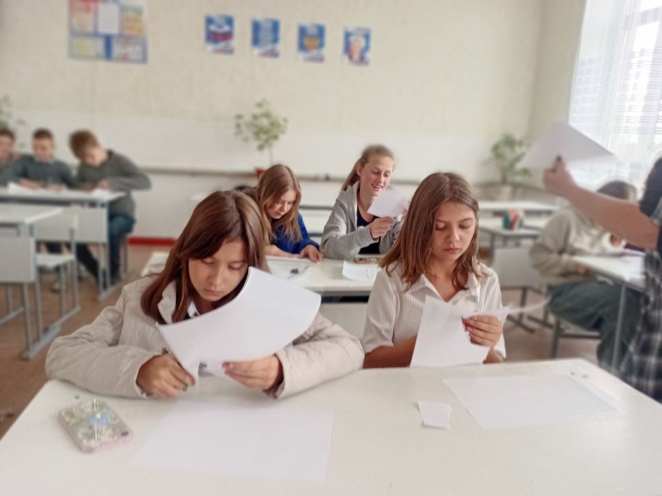 Члены клуба «Патриот» Центра досуга Дзержинец совместно с учащимися Ровеньковской общеобразовательной школы № 7 им.С.Ф.Пирогова, приняли участие во Всероссийской акции памяти павших воинов России «Дня белых журавлей»