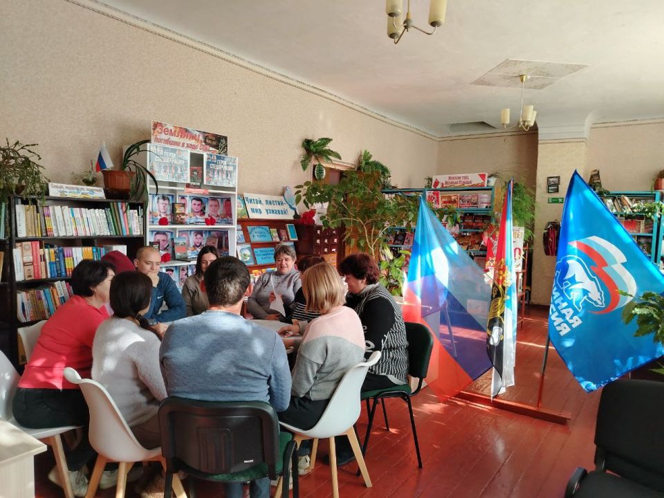 Сегодня Круглый стол «Мои земляки – мои герои» провела Марина Нагорная -секретарь первичного отделения № 10 Ровеньковского местного отделения ВПП «ЕДИНАЯ РОССИЯ»