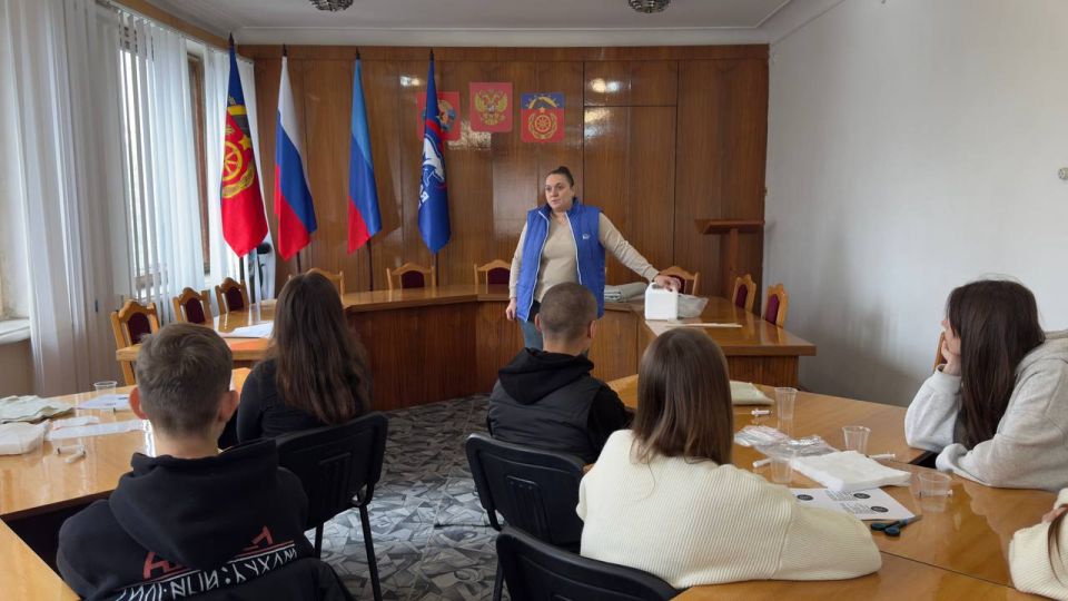 В Антраците прошёл мастер-класс по изготовлению наборов «сухого душа» для бойцов СВО