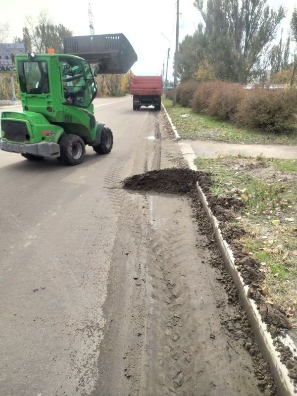 В городе Рубежное сотрудники МУП «ДЭП города Рубежное» продолжают проводить работы по очистке дорожного покрытия