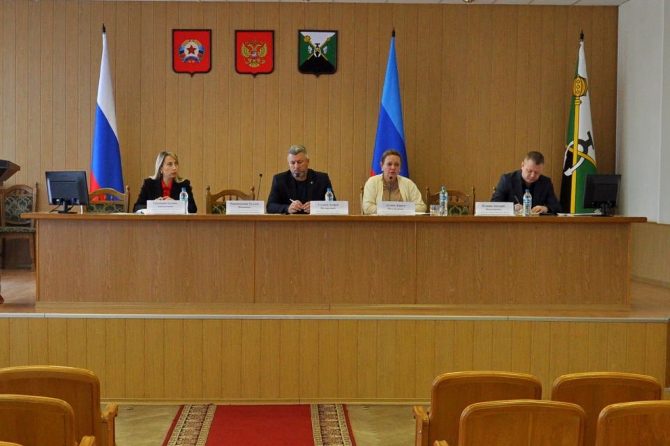 Андрей Сухачев: Принял участие в плановом совещании с руководством муниципальных образований городов Свердловска, Ровеньки и Краснодона, которое провела председатель Комитета тарифного и ценового регулирования ЛНР Лариса...