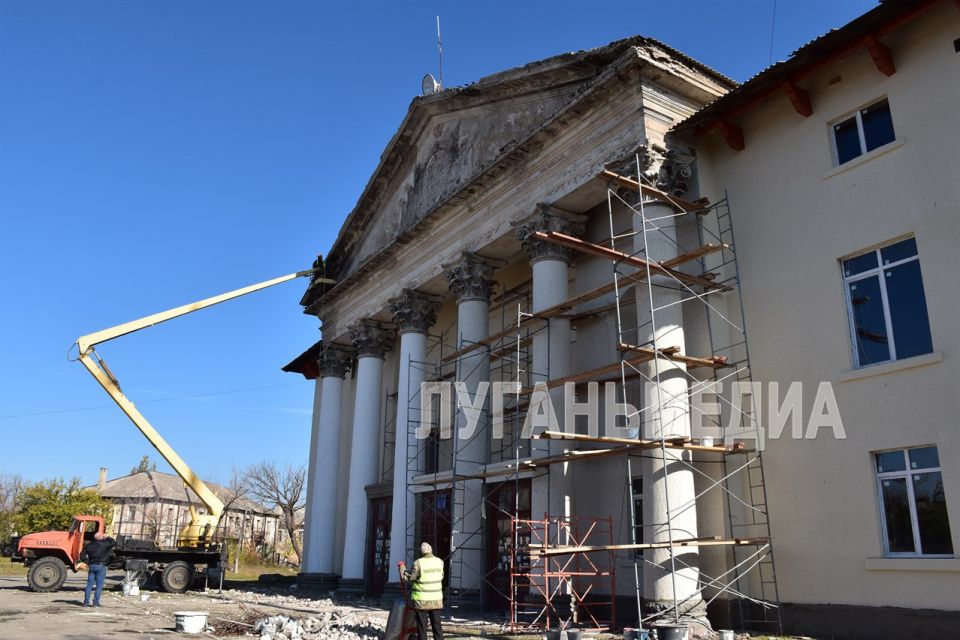 В поселке Червоногвардейское Кировского г. о. продолжается ремонт клуба имени Гагарина