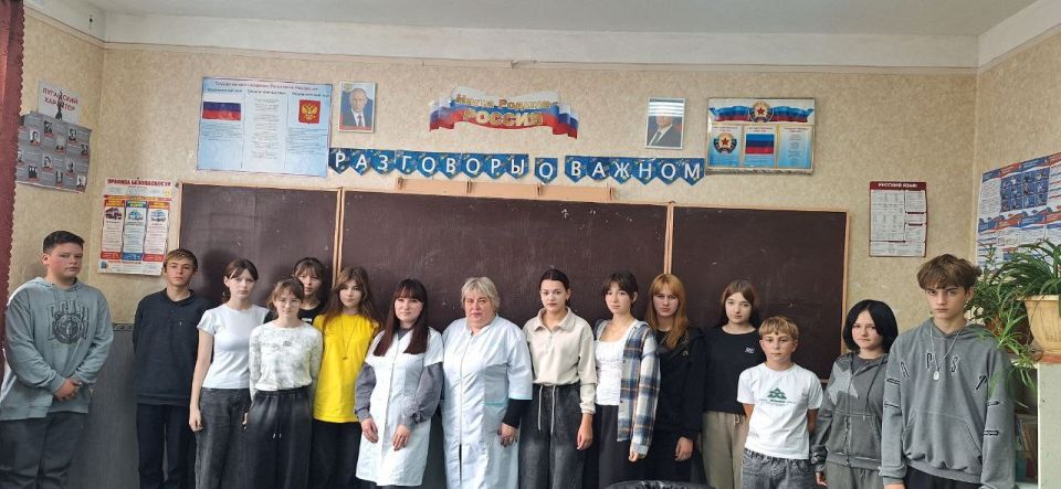 Сегодня сотрудники ГБУЗ «Свердловский противотуберкулезный диспансер» провели профориентацию учащихся старших классов ГБОУ ЛНР " «Астаховский учебно-воспитательный комплекс» на тему: «Кем я буду?»