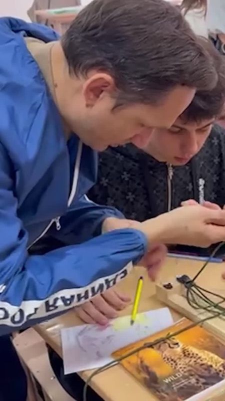 Активисты Единой России учат школьников плести «браслеты выживания»