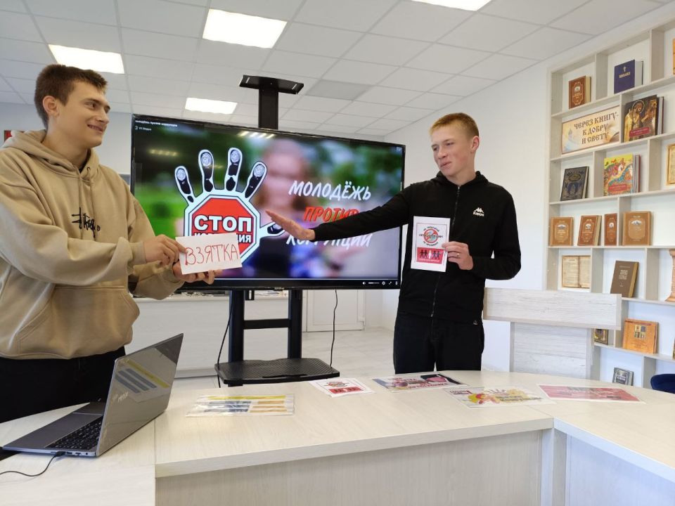 23 октября в центральной библиотеке им. Г. Сковороды студенты Ровеньковского горного колледжа приняли активное участие в актуальном диалоге-обсуждении о причинах и последствиях коррупционных проявлений в современном обществе