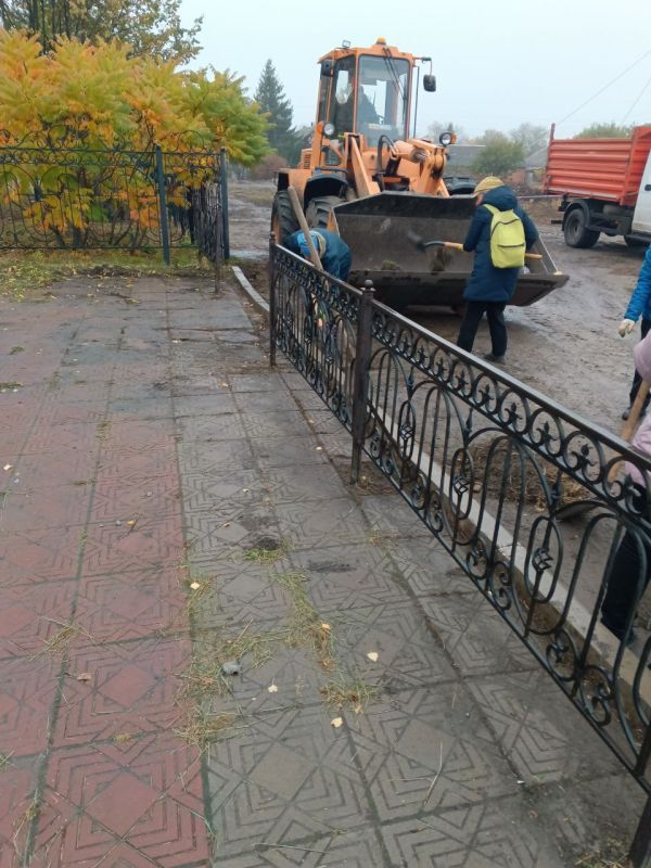 Осень - не только пора уборки урожая, но и пора уборки города от опавшей листвы, которой буквально в считанные дни были щедро засыпаны газоны и тротуары