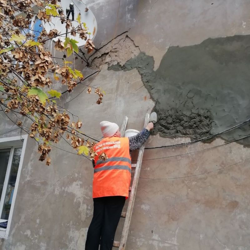 Специалисты Брянковского филиала НКО «Единый региональный фонд по управлению многоквартирными домами» продолжают плановую работу по выполнению заявок от жителей города