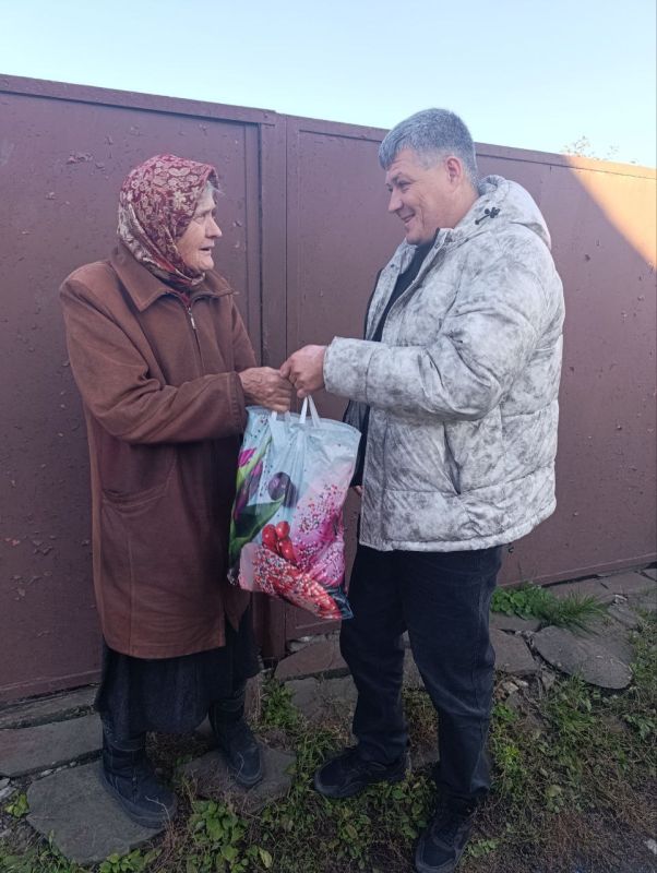 23.10.2025 сотрудники отдела жизнеобеспечения пгт Пролетарский оказали гуманитарную помощь одинокой пожилой жительнице пгт Пролетарский, Митус Раисе Михайловне, 1947 года рождения