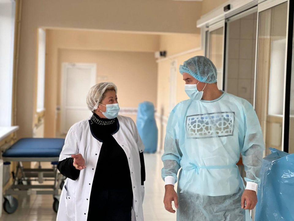 Заместитель премьер-министра Республики Татарстан Ринат Садыков посетил городскую больницу Лисичанска