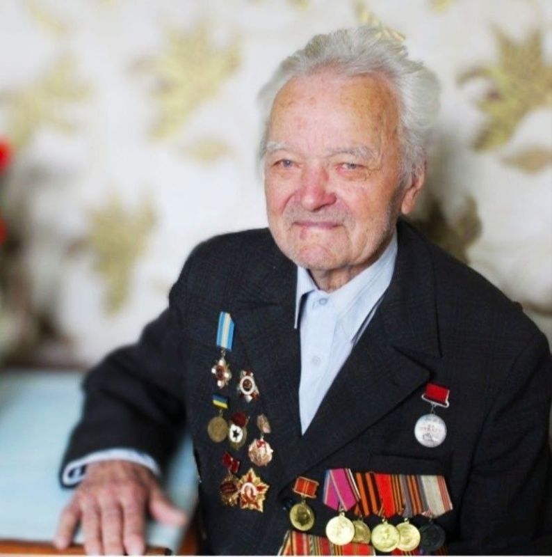 Роман Лысенко: Житель города Алчевск Яков Васильевич Ткаченко участник боевых действий, ветеран Великой Отечественной войны 22 октября отметил свой юбилейный день рождения