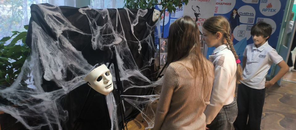 В Ровеньковской школе №3 открылась выставка под названием "Наркомания обезличивает и уничтожает мечты"