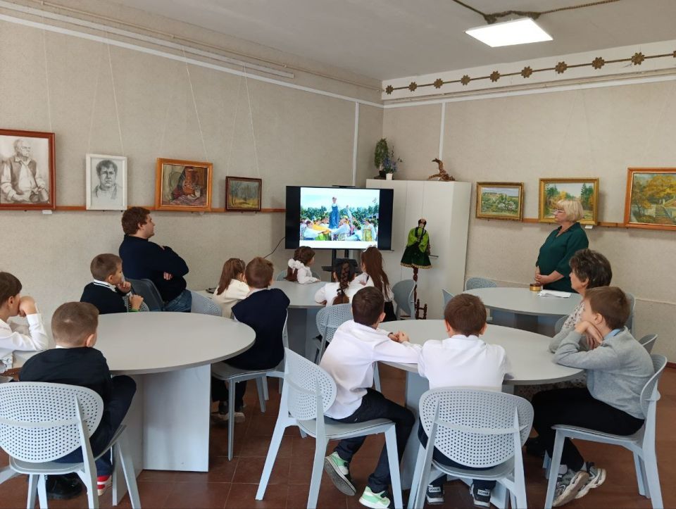 В Кировском историко-художественном музее была проведена познавательно-развлекательная программа для детей «Игры и забавы народов России», посвященная Дню народного единства