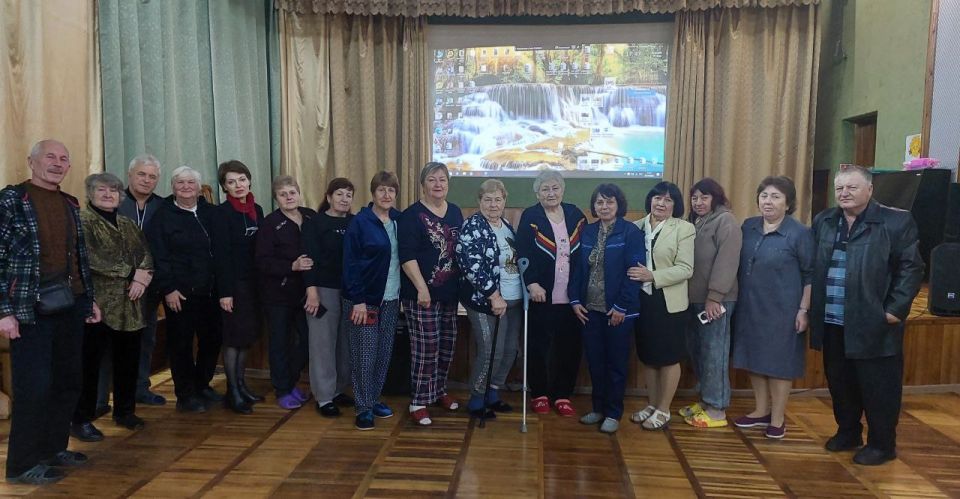 Сотрудники библиотеки пгт. Ясеновский провели душевный литературно-поэтический час «Живут в моем сердце стихи»