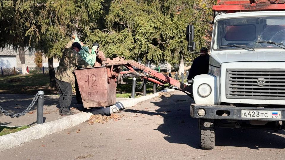 Сегодня в пгт Дзержинский прошел субботник, организованный сотрудниками отдела жизнеобеспечения пгт Дзержинский, активистами первичного отделения №22 г. Ровеньки всероссийской политической партии «Единая Россия» , с...