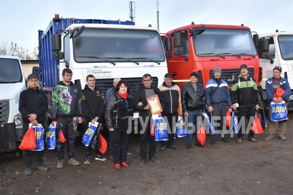 Работников МУП «Перевальскжилсервис» поздравили с Днем автомобилиста