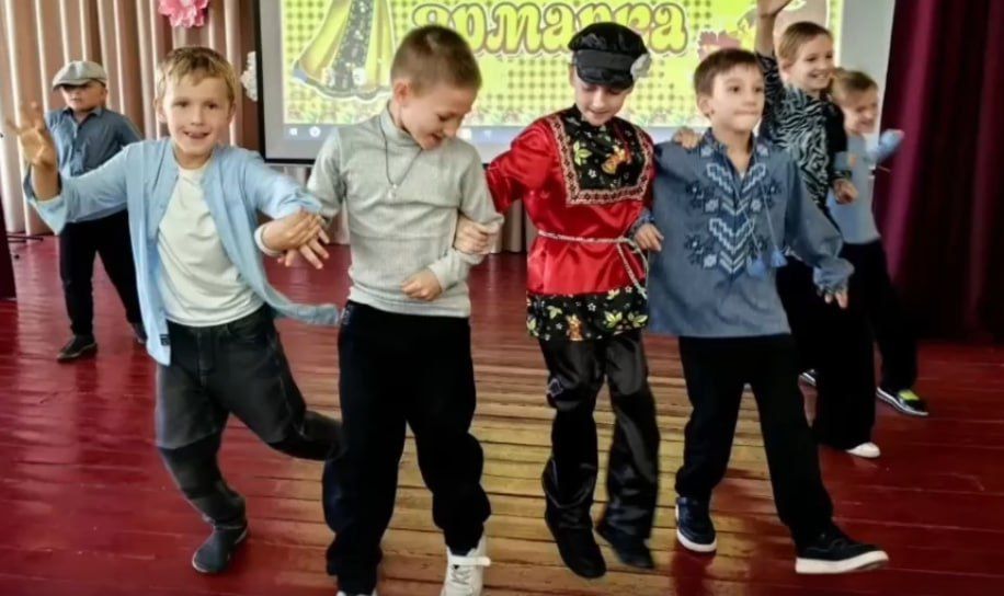 В школе города Счастье прошла ярмарка "Дары осени"