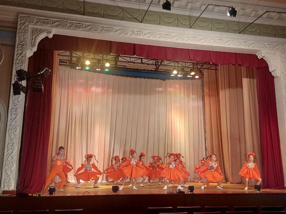 В пгт Ясеновский состоялось выступление хореографического коллектива «Иллюзия» с концертной программой «Праздник на бис»