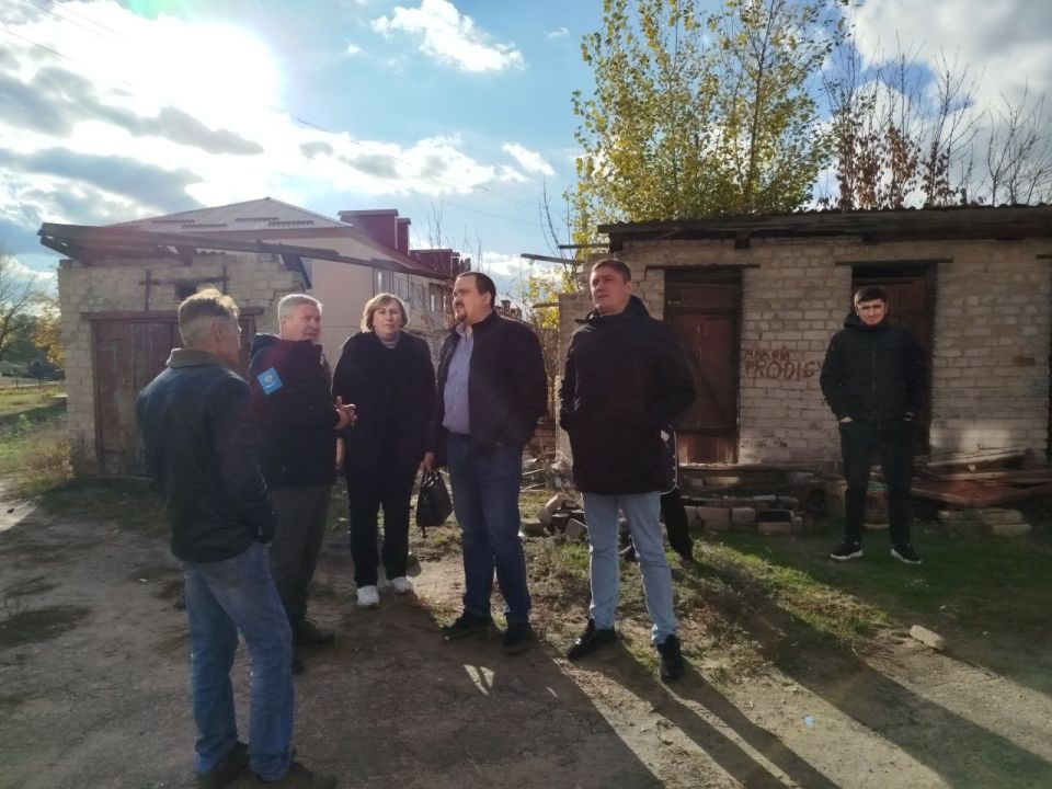 Вячеслав Третьяков: Мой помощник Владимир Запорожец, а также представитель УКС Астраханской области Алексей Алешин, начальник управления ЖКХ, архитектуры и градостроительства Администрации Кременского МО Ирина Китайгора и зам