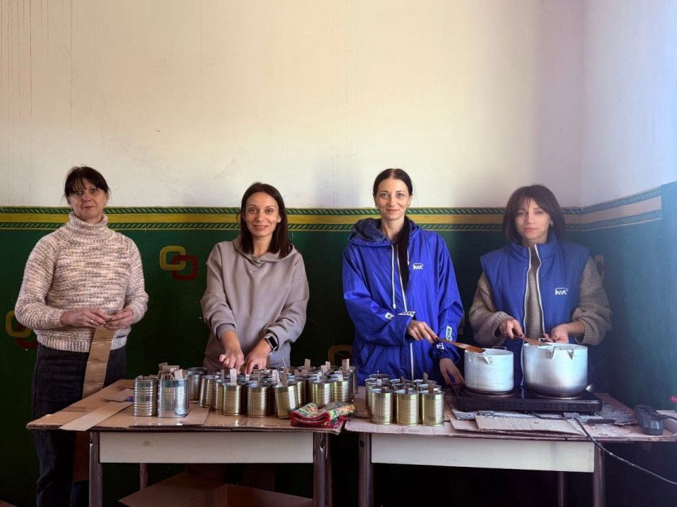 Активисты партпроекта «Женское движение Единой России» в рамках реализации акции «ZaПобеду», «Подари тепло солдату» провели мастер–класс по изготовлению окопных свечей