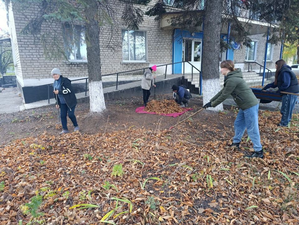 24.10.2025 в пгт Ясеновский состоялся субботник