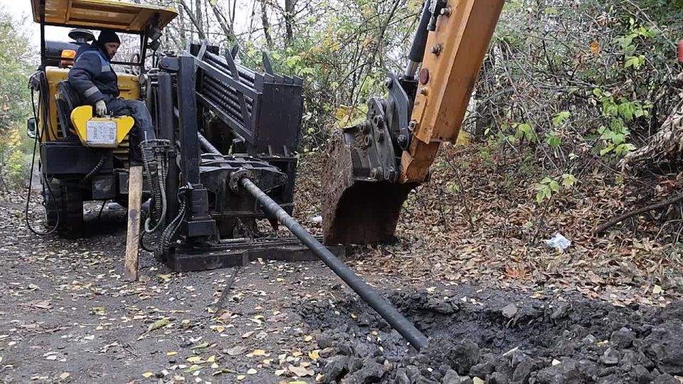 Сотрудники Луганскводы совместно с шеф-регионом Красноярска производят капитальный ремонт по замене водопроводных труб по пер