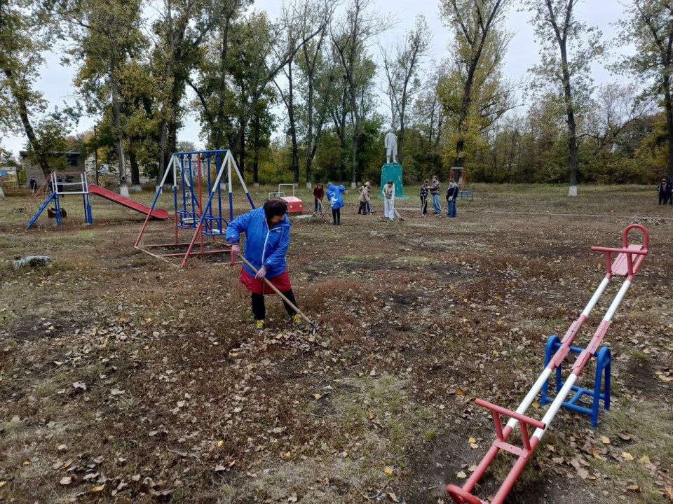 Сегодня сотрудники отдела жизнеобеспечения пгт Новодарьевка, совместно с активистами ПО № 11 ВПП «Единая Россия» и учащимися Новодарьевской школы им. В.Д. Луганского приняли участие в субботнике по благоустройству...