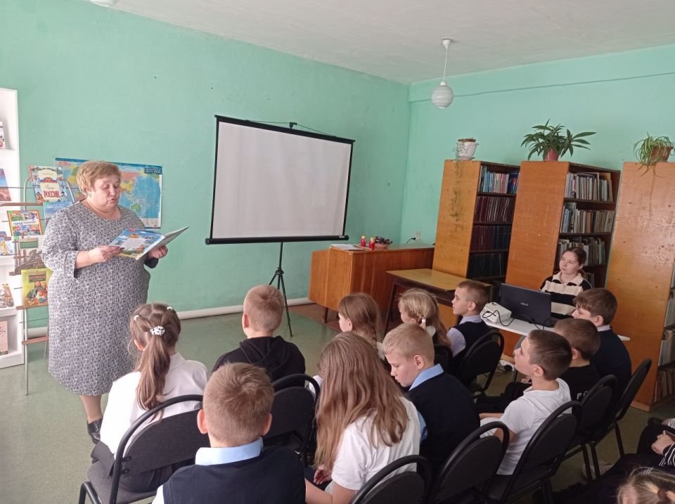 Познакомиться с достопримечательностями городов, накануне Международного дня городов, пришли в Детскую библиотеку обучающиеся 4-х классов Кировской многопрофильной гимназии