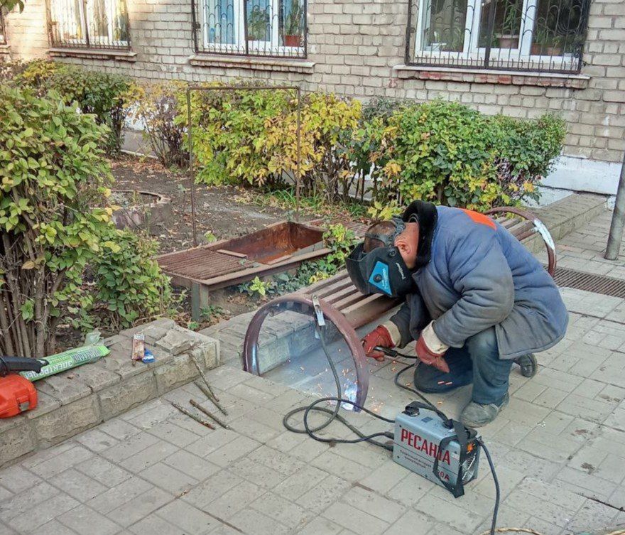 Коммунальные службы проводят работы на территории города