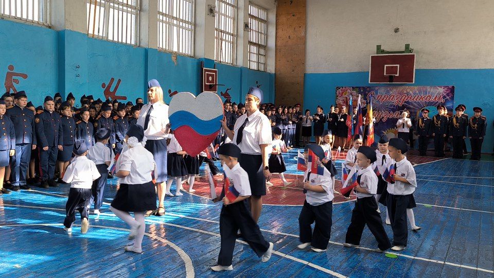 Сегодня торжественная церемония принятия присяги собрала в Ясеновской школе № 2 им. Д.В.Лазутина учащихся первых и пятых классов, кадетов 6-11 классов, их родителей, педагогов и почётных гостей