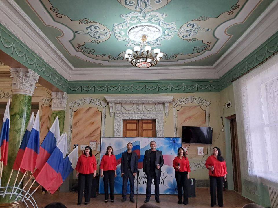 В доме культуры им. Горького пгт Ясеновский состоялось торжественное мероприятие по подведению итогов ремонтных кровельных работ