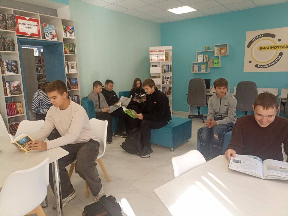Сотрудники центральной библиотеки им. Г. Сковороды провели для старшеклассников Ровеньковской школы №2 им. А.В.Хоптенко экскурсию по современной модельной библиотеке