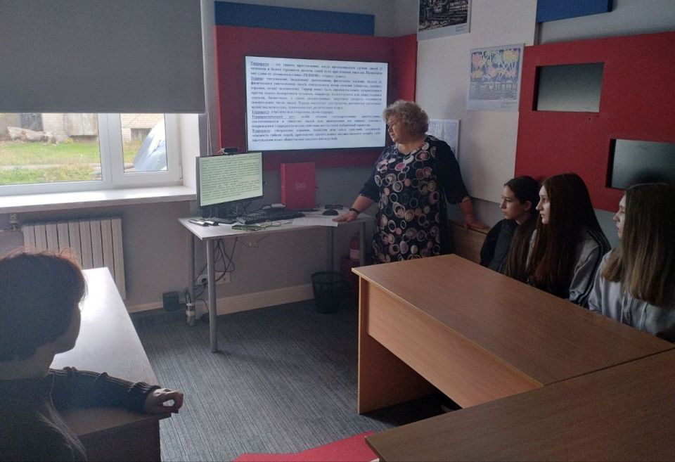 В Антрацитовском историческом музее на базе «Детского центра» состоялся интерактивный урок «Мы против террора» для студентов АКИТЭ, приуроченный к трагическим событиям на Дубровке